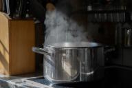 Как быстро охладить кастрюлю с супом без холодильника и льда: фишка продвинутых хозяек