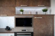 Зачем стелить на верхние шкафы в кухне намыленные простыни: узнав, вы так же будете делать