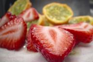 Как «накормить» клубнику медовой водой, чтобы ягоды были большими и вкусными: соседи будут спрашивать секрет