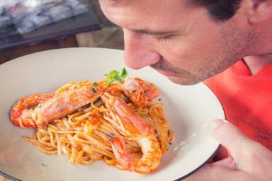 5 вещей, которые мужчинам никогда не следует делать после еды