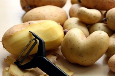 Для чего картофельные очистки сжигают в печи: старая деревенская хитрость 