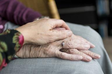 Врачи назвали привычку, которая может быть первым признаком деменции у пожилых