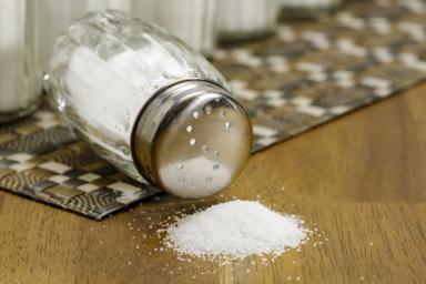Зачем знающие хозяйки сыпят соль на пол в кухне