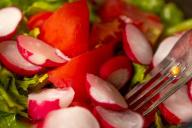 Чем «припудрить» редис, чтобы овощи выросли крупными и сочными: важная и копеечная подкормка