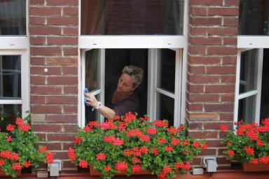4 хитрости, которые помогут без труда отмыть окна до блеска