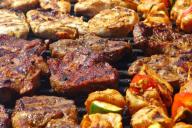 Всё ещё маринуете шашлык по-старинке? Тогда запишите новый рецепт, чтобы мясо было и мягким, и сочным