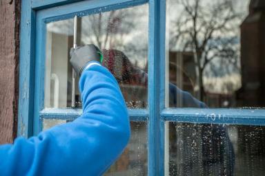 Чем помыть окна без разводов? Удивительный и эффективный способ мытья окон без полос