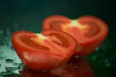 5 сортов томатов, которые не стоит высаживать: вырастают хоть и красивыми, но невкусными