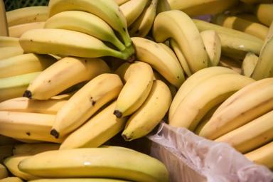 Почему умные дачники не выкидывают банановую кожуру, а закапывают ее на огороде