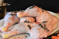 Готовим настоящий ресторанный деликатес из обычных окорочков: минимум ингредиентов