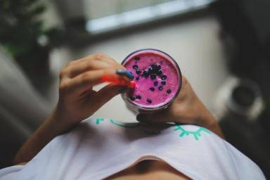 Диетолог рассказала о вреде фруктовых йогуртов на завтрак