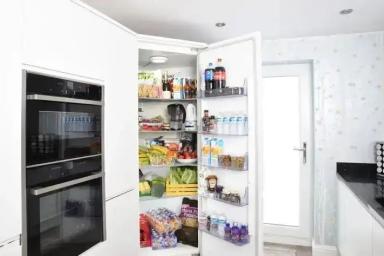Почему нельзя хранить курицу на верхней полке холодильника: не каждая хозяйка знает