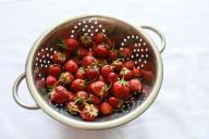 Клубника в дуршлаге