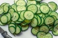 Нарезанные огурцы