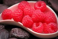 Зачем малину удобряют овсяной кашей: вот когда это нужно сделать, чтобы была крупная ягода