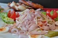 Луковица вредит вкусу: рецепт салата, который обходит оливье и крабовый благодаря особой заправке