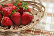 В конце мая этим раствором обработайте, и в сезон клубника будет созревать как на дрожжах