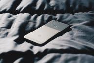 Невролог объяснила, почему нельзя спать рядом с мобильным телефоном