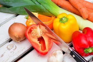 Нож и овощи