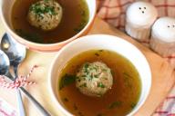 Тарелки с бульоном