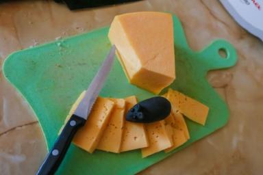 Сыр и разделочная доска 