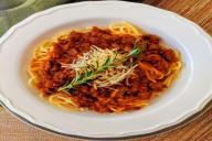 Спагетти с соусом