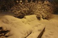 Снег на лавочках