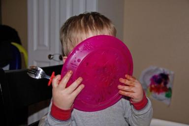 Ребенок с тарелкой