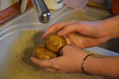 Мытье картошки