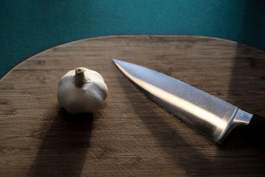 Нож и чеснок