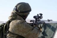 Солдат с оружием 