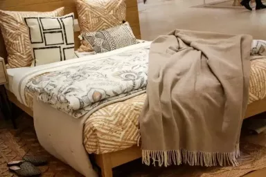 Кровать с пледом