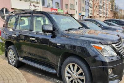Черный автомобиль