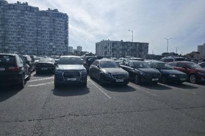 Автомобили на парковке