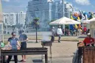 люди в городе