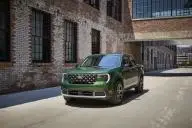автомобиль у здания
