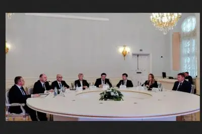 люди за столом