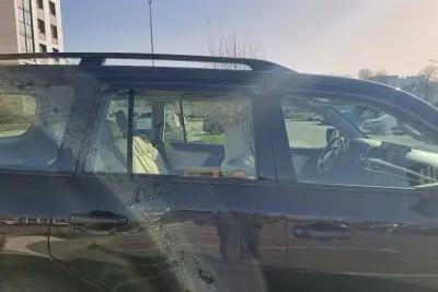 Черный автомобиль