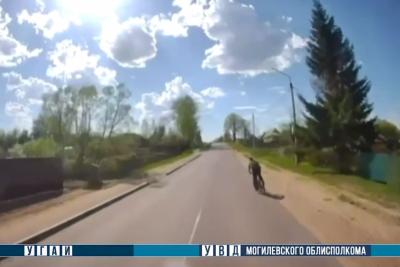 подросток на велосипеде