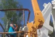 рабочая в люльке 