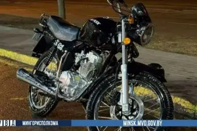 припаркованный мотоцикл