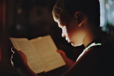 ребенок с книгой