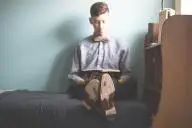 человек на диване