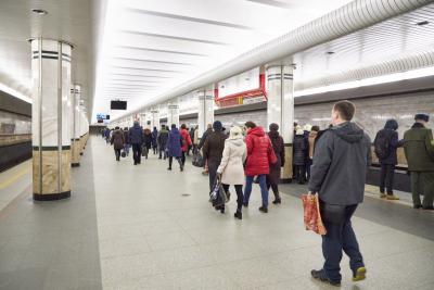люди в метро
