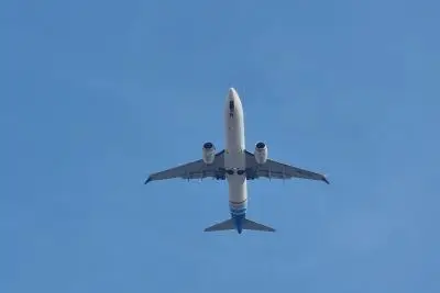 самолет в небе