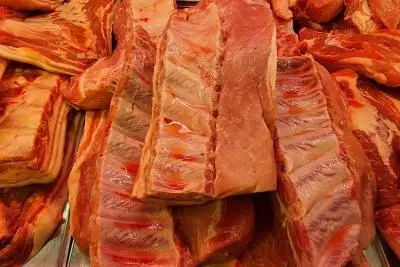 мясо на прилавке