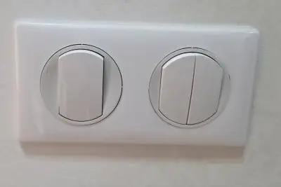 выключатели в комнате