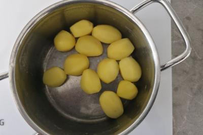 картофель в кастрюле