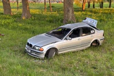 автомобиль на траве