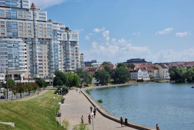 люди у реки